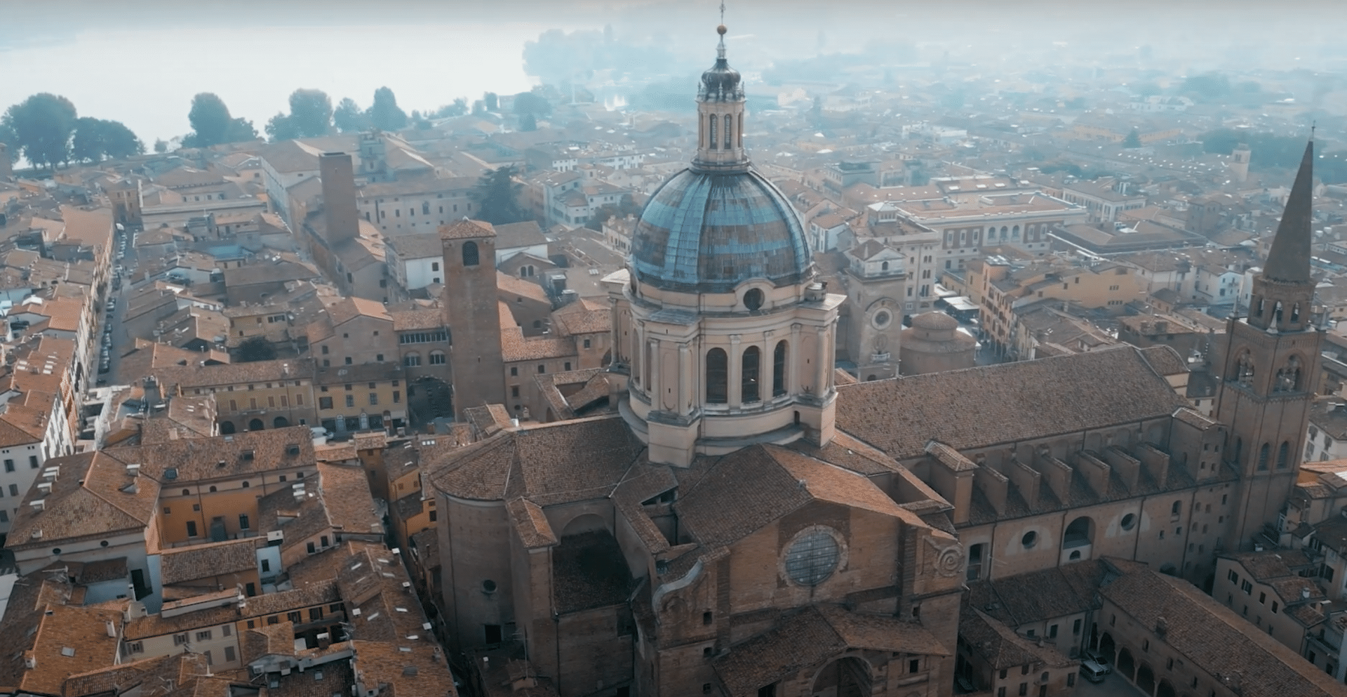 Veduta dall'alto della Basilica di Sant'Andrea a Mantova